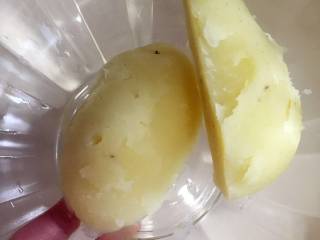 6、小芽早餐-芦笋培根土豆泥,然后去皮,蒸好的土豆可轻松去皮。