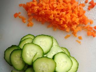 8、小芽早餐-芦笋培根土豆泥,将胡萝卜切成丁,将黄瓜切成薄片,有多饱切多薄哈!(家里如果有洋葱和火腿肉,切丁加入就更好吃啦)