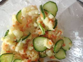 10、小芽早餐-芦笋培根土豆泥,平底锅刷一层油(一点点就可以),倒入步骤9中拌匀的土豆泥,翻炒一会儿出锅,然后加入黄瓜片搅拌均匀。