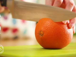 3、8m+香橙蒸蛋（宝宝辅食）,处理橙子，来回揉个三五分钟，这样就更容易取出橙汁和橙肉~揉好的橙子，在它的2/3处切开tips：留着橙子盖备用哈~用勺子挖橙汁和橙肉，倒入碗中备用~