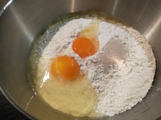 1、新文美食  自制烤箱板披萨,中劲面粉200克加入两个鸡蛋，加入适量酵母。