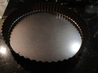 4、新文美食  自制烤箱板披萨,烤盘准备好，沫上一层黄油。