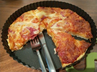 11、新文美食  自制烤箱板披萨,用刀叉切成角，趁热食用了。