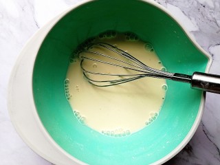 6、爆浆蓝莓蛋糕,搅拌均匀