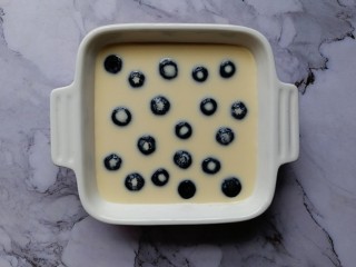 7、爆浆蓝莓蛋糕,将蛋糕液过筛入烤碗内（过筛是为了让蛋糕糊更细腻），然后放上蓝莓！  烤箱185度预热10分钟后，放入烤碗，烤箱185度上下火中层烤27分型