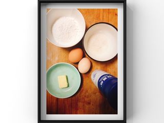 1、酸奶蓝莓蛋糕,所需食材：酸奶30g(或者牛奶20g)，砂糖20g，鸡蛋2个，低筋面粉40g，黄油少许！