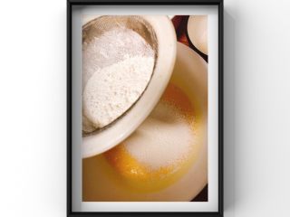 3、酸奶蓝莓蛋糕,蛋黄中倒入酸奶搅拌均匀后筛入低筋面粉z字形搅拌均匀！