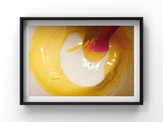 4、酸奶蓝莓蛋糕,打发好的蛋白霜分三次加入到蛋黄糊中翻拌均匀（手法跟戚风蛋糕一样）