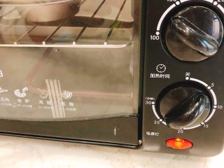 6、酸奶蓝莓蛋糕,倒入搅拌好的蛋黄糊后，预热140度，15分钟即可！（我这次是调的25分钟，时间久了一点，所以15分钟是最佳的）