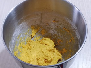 3、奶香果干南瓜发糕,分次加入适量的牛奶,为什么适量?(因为不同的面粉吸水性不同,南瓜含水量有所差异,所以牛奶一定要分次加入) 最后成为较黏稠糊状,搅拌起来比较吃力的那种即可!