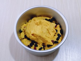 5、奶香果干南瓜发糕,把剩下的南瓜面糊全部放入模具中。