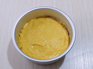 6、奶香果干南瓜发糕,用硅胶铲抹平。(可以把硅胶铲沾些牛奶,这样比较好操作,不然面糊比较粘)