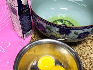 1、电饭锅—芝士松饼蛋糕,蛋白，蛋黄分离器，蛋黄里面加入色拉油或者黄油再加牛奶进行搅拌，等融合之后加入面粉150克，搅拌均匀。