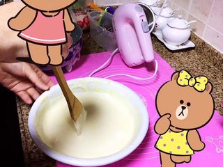 2、电饭锅—芝士松饼蛋糕,把打发好的蛋白慢慢放进刚刚的蛋黄那个盆里面，上下搅拌（不能画搅拌），搅拌均匀之后。电饭锅抹油，慢慢加入芝士和搅拌好的液体里面有蛋糕模式按下去。就行了