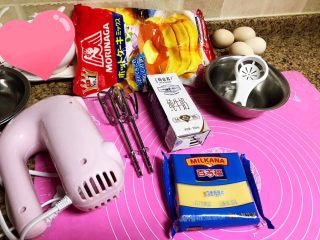 3、电饭锅—芝士松饼蛋糕,这是准备的材料。