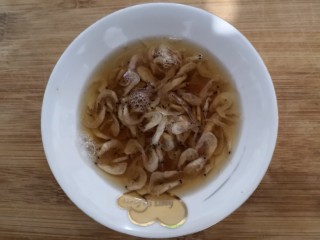 8、番茄丝瓜补钙粥,煮粥的同时，把虾米倒入料酒，浸泡10分钟，去腥味