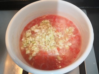 18、番茄丝瓜补钙粥,滚开后，把丝瓜丁，倒入