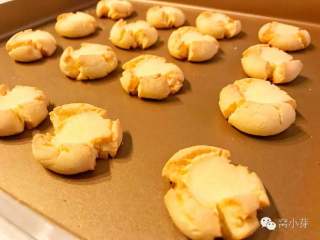 7、宝宝辅食：玛格丽特饼干,放入烤箱，170度，上下火，中层，15-18分钟，当玛格丽特边缘变色有点焦黄就可以啦。