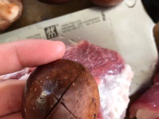 1、茶油蒸香菇,把香菇洗干净，沥干水。用小刀划个十字就可以。