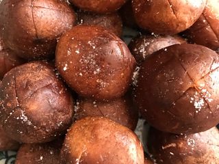 2、茶油蒸香菇,把香菇摆好，撒上适量盐盐味精