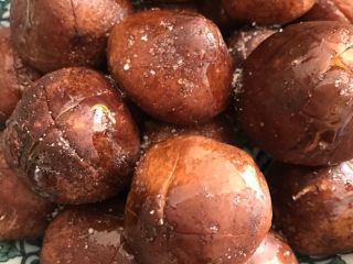 3、茶油蒸香菇,把茶油淋入香菇上，蒸5-8分钟就可以。