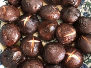 4、茶油蒸香菇,出锅就趁热吃哦