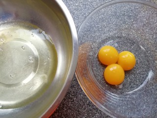 2、原味戚风蛋糕(6寸),蛋清蛋黄分离(放蛋清蛋黄的容器必须无油无水保持干净)。