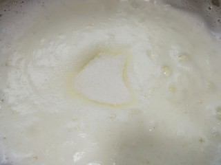 9、原味戚风蛋糕(6寸),低速打发至泡沫细腻,第二次加入三分之一的细砂糖。