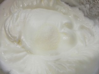 10、原味戚风蛋糕(6寸),高速打发至出现明显的纹路,第三次加入最后三分之一的细砂糖。