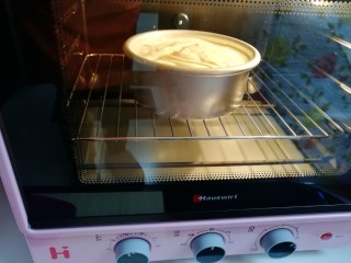 16、原味戚风蛋糕(6寸),送入预热好的烤箱,上下管150度烤30分钟。