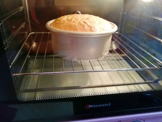 17、原味戚风蛋糕(6寸),这是烤了20分钟的时候,蛋糕长的很好。