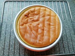 19、原味戚风蛋糕(6寸),凉透之后反过来脱模。