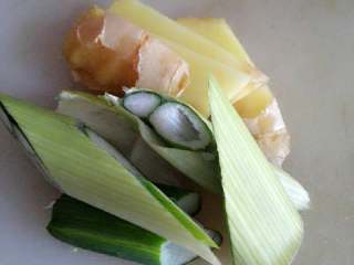 1、涮羊肉,葱段、姜片、八角一个