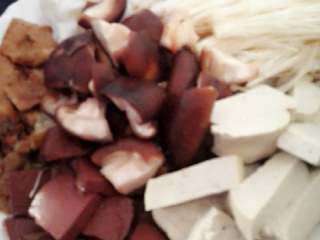 6、涮羊肉,面筋、血豆腐、金针菇、土豆粉、蘑菇、豆腐