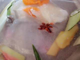 14、涮羊肉,把排骨汤、葱段、姜片、一个八角放锅里