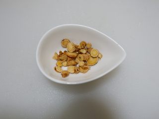 4、黄芪虾皮萝卜汤,沥干水份备用