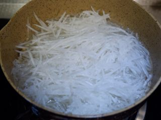 9、黄芪虾皮萝卜汤,白萝卜丝