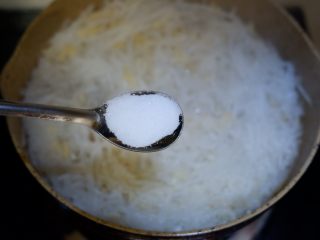 11、黄芪虾皮萝卜汤,加入盐，关火。