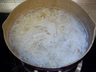 12、黄芪虾皮萝卜汤,搅拌均匀即可。