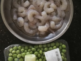 1、豌豆炒虾仁,食材准备，虾仁200克，豌豆100克，葱一小段。