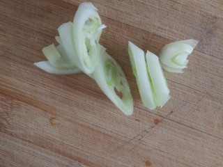 2、豌豆炒虾仁,葱切小段。