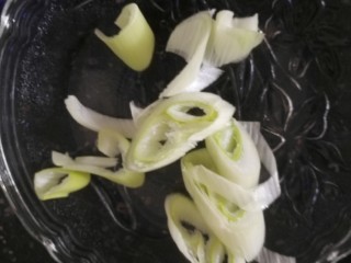 3、豌豆炒虾仁,装盘备用。