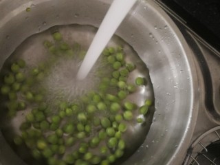 4、豌豆炒虾仁,豌豆清洗备用。