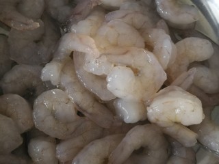 5、豌豆炒虾仁,虾仁控水备用。