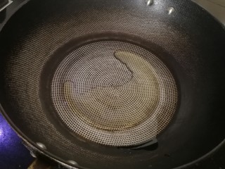 6、豌豆炒虾仁,起锅热油。