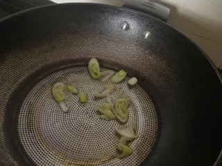 7、豌豆炒虾仁,加入葱花炝锅。