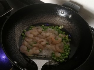 9、豌豆炒虾仁,加入虾仁。