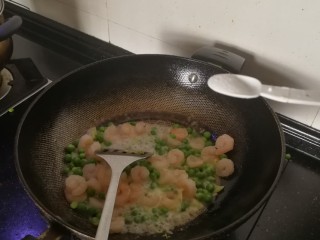 10、豌豆炒虾仁,翻炒一会加入适量盐。