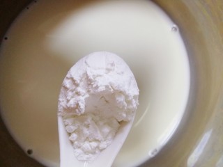 3、椰奶小方【零失败】,二分之一牛奶加入玉米淀粉，搅拌均匀。