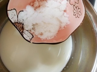 4、椰奶小方【零失败】,奶锅里倒入20g糖，小火搅拌融化。